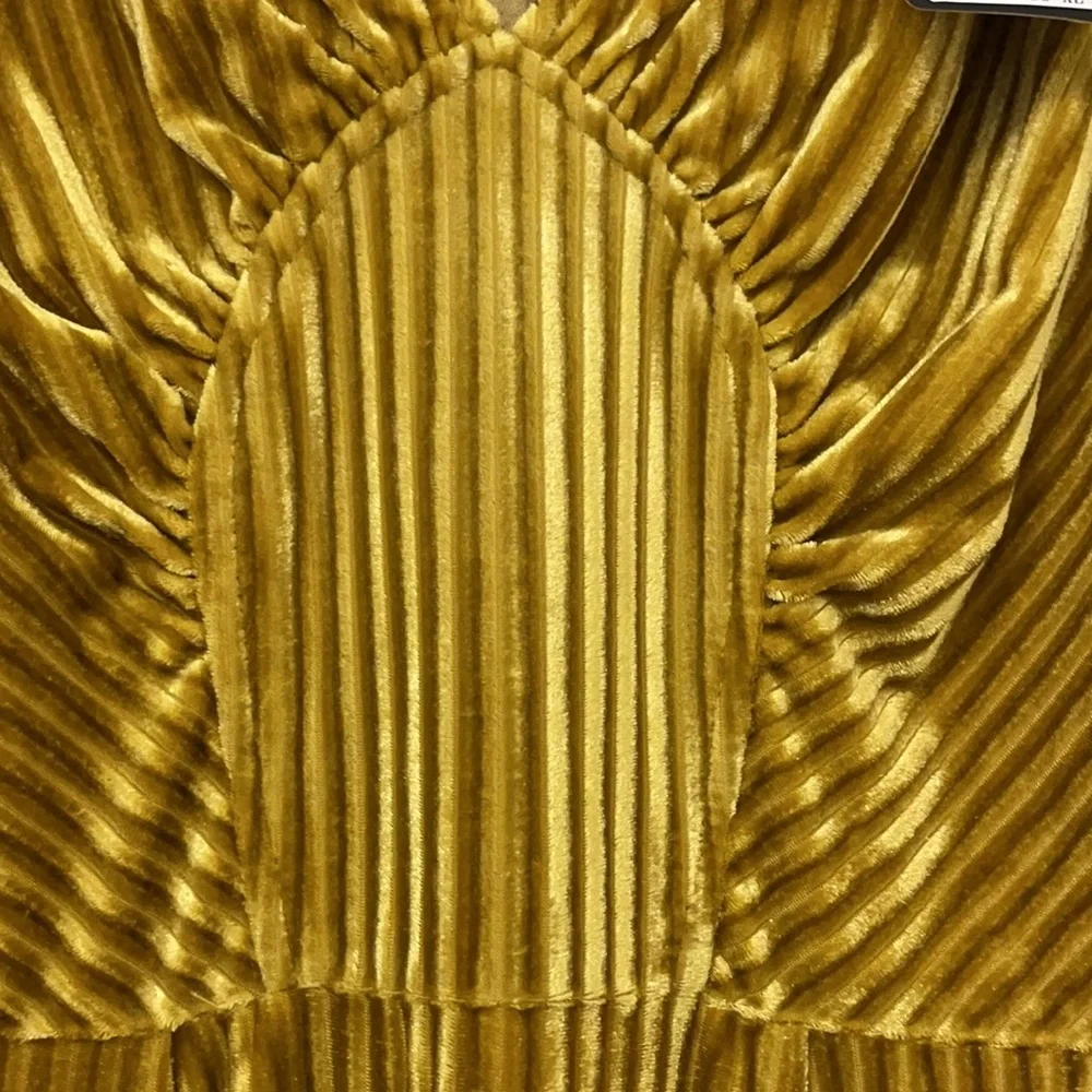 Elegant Gold Pleated Dress - Picture 5 of 8